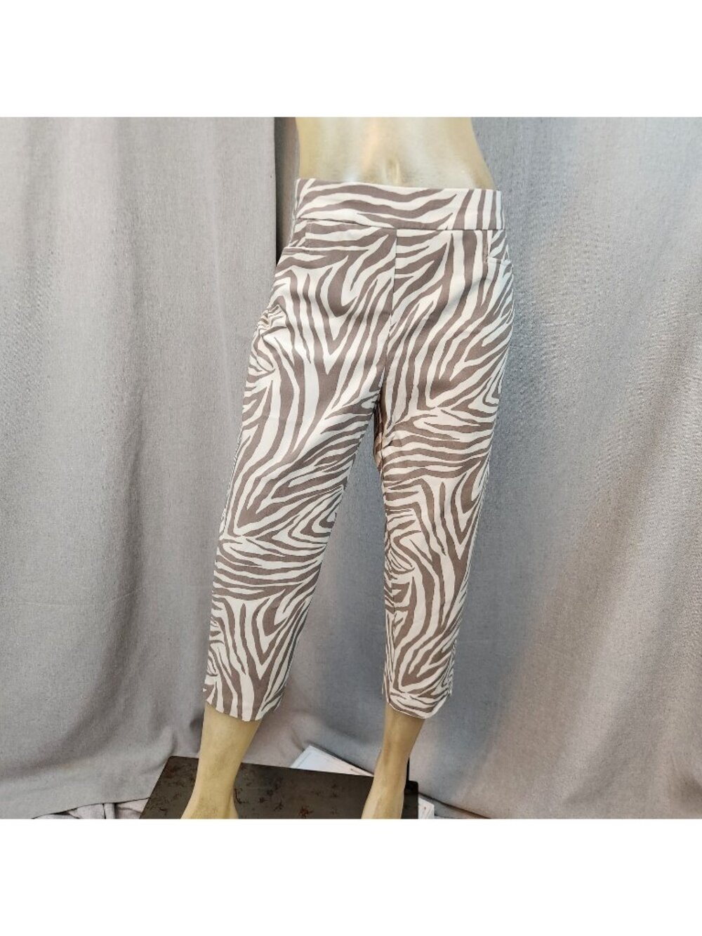 Chicos Brown Gray & Ivory Zebra Cropped Capri Pants Stretch Size 1 MEDIUM NEW
